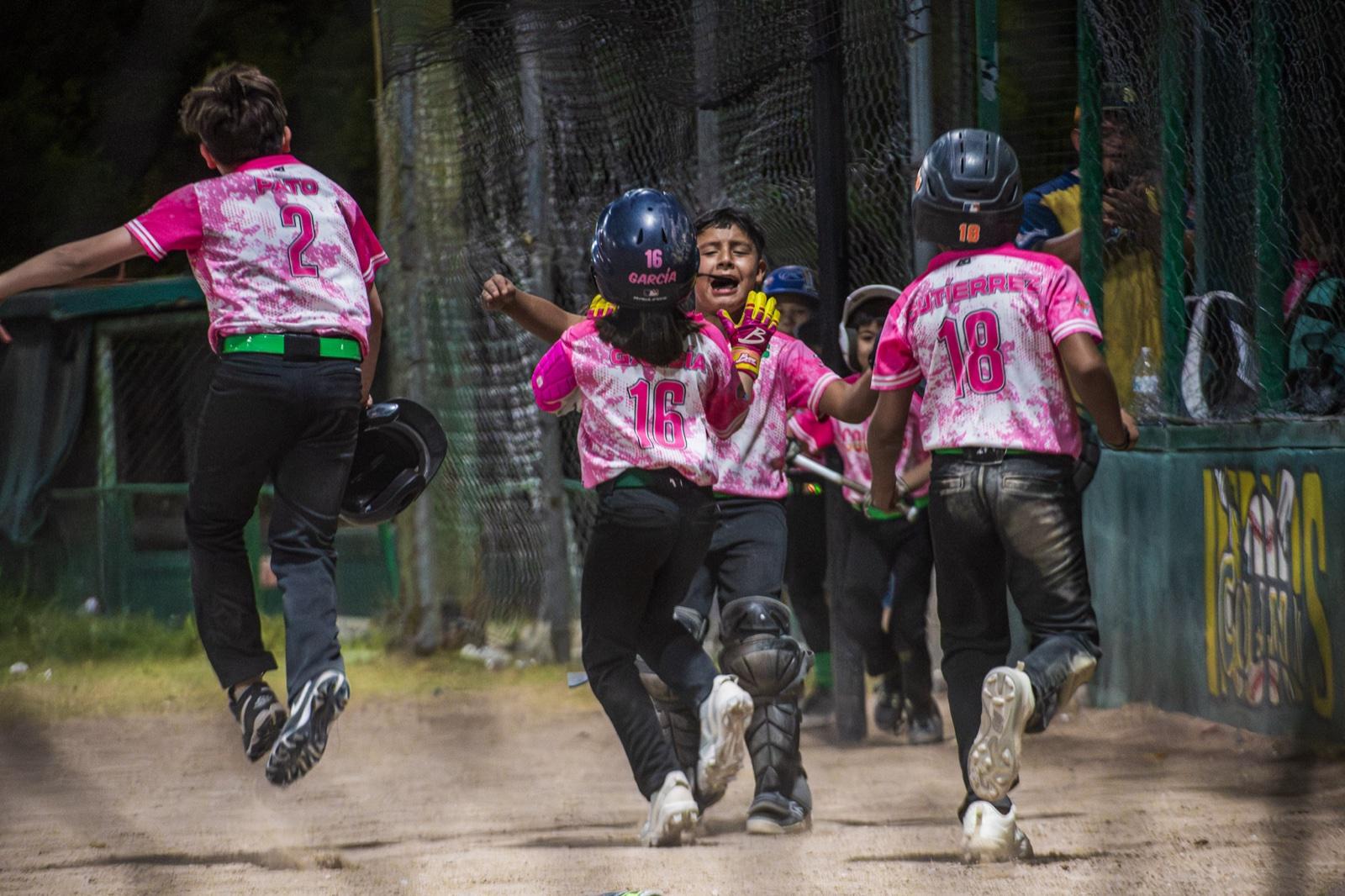 Jugadores de Colinas celebrando una jugada