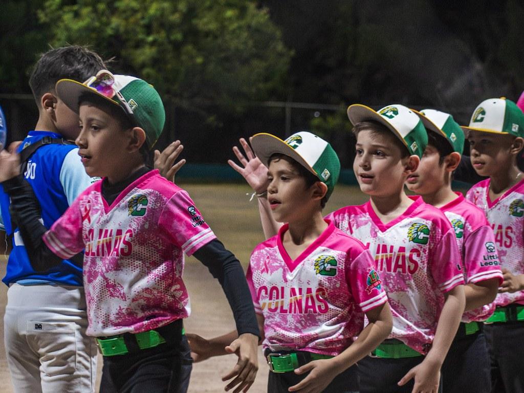 Jugadores de Colinas de distintas edades, en fila con el uniforme del equipo